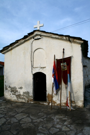Drapeaux serbes devant une église lors de la fête de Pâques (copyright photo: Laurent Geslin).
