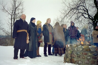 Le 10 avril 2003, sur une colline enneigée de Vilnius, Jonas Trinkunas et de jeunes membres de Romuva attendent le début de la cérémonie.