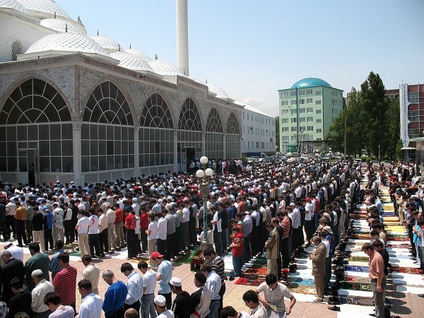 Prière du Vendredi dans une mosquée de Bichkek - © 2016 Ourmat Jounouchov.