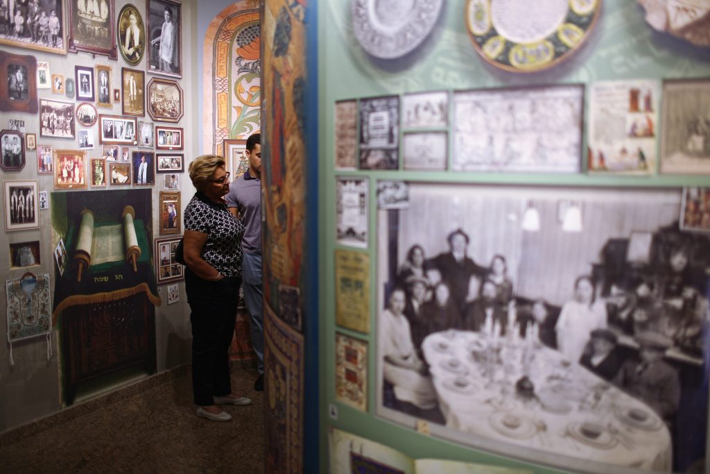 Des visiteurs assistent à une visite guidée, dans le musée de l'histoire juive du centre Menorah, à Dnipro, le 8 septembre 2016 (© 2016 Rafael Yagobzadeh).