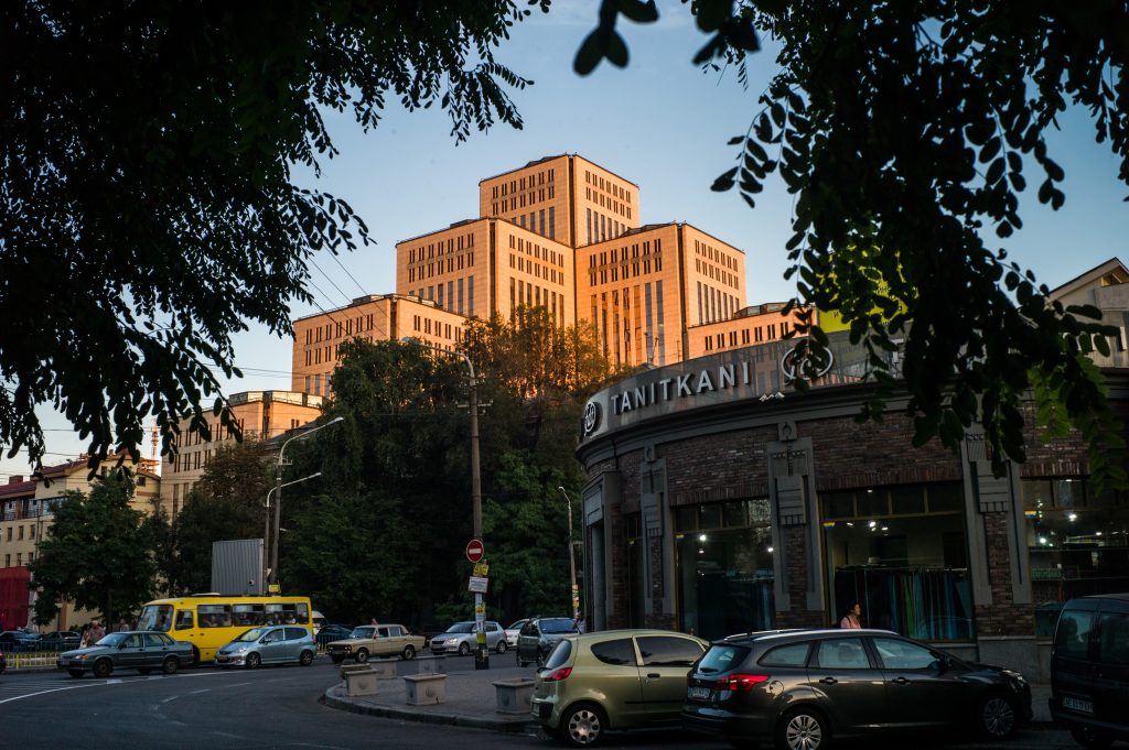 Vue du "Center Menorah", dans le centre ville de Dnipro, en Ukraine, le 7 septembre 2016. Le centre Menorah a ouvert en 2002, il comprend une luxueuse salle de réception, une synagogue dotée d’un intérieur en marbre noir, un grand musée de l’Holocauste, des restaurants casher et des boutiques (© 2016 Rafael Yagobzadeh).